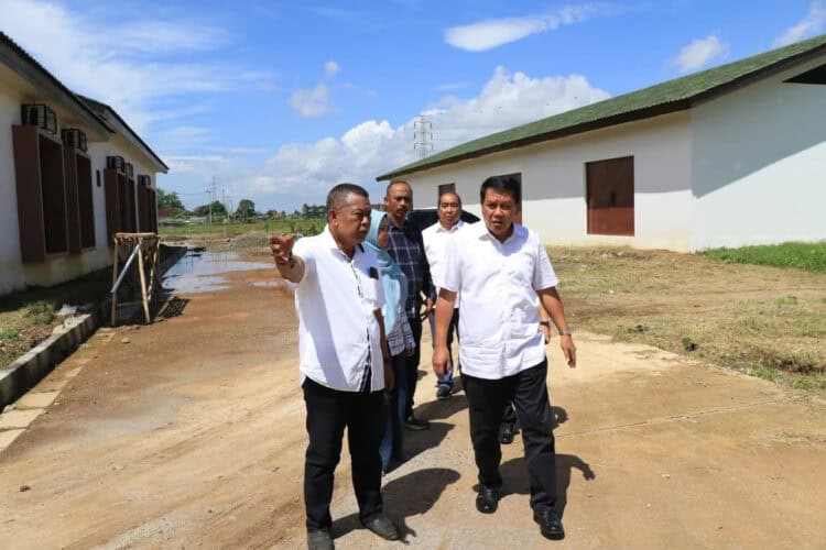 MENINJAU: Sekretaris Daerah (Sekda) Kabupaten Tangerang Moch. Maesyal Rasyid bersama Kepala DPKP Kabupaten Tangerang, Asep Jatnika saat meninjau Puskagro di wilayah Kecamatan Sepatan. (ALFIAN HERIANTO)