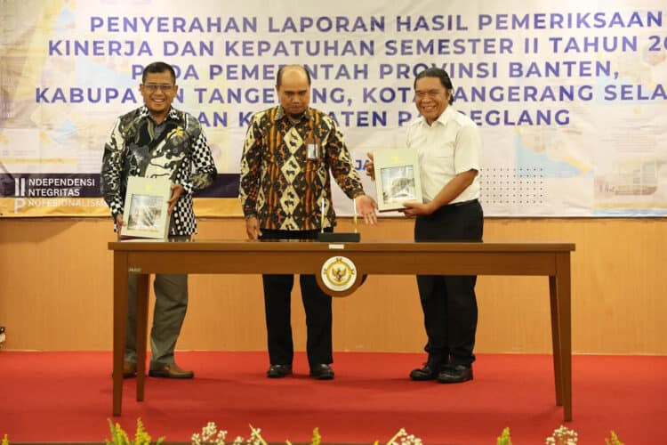 Pj Gubernur Banten Al Muktabar (kanan), menerima LHP BPK RI TA 2023. (ISTIMEWA)