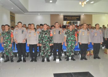 PENGARAHAN: Dirbinmas Polda Banten Kombes Pol Atot Irawan saat memberikan arahan kepada anggota Bhabinkamtibmas Polresta Tangerang dan Babinsa Kodim 0510 Tigaraksa di Aula Parama Satwika, Polresta Tangerang, Tigaraksa, Senin (22/1/2024). (ISTIMEWA)