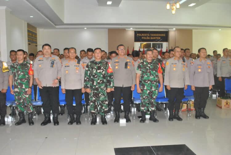 PENGARAHAN: Dirbinmas Polda Banten Kombes Pol Atot Irawan saat memberikan arahan kepada anggota Bhabinkamtibmas Polresta Tangerang dan Babinsa Kodim 0510 Tigaraksa di Aula Parama Satwika, Polresta Tangerang, Tigaraksa, Senin (22/1/2024). (ISTIMEWA)
