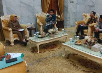 Komisioner dan jajaran kesekretariatan KPU Kabupaten Serang, beraudiensi dengan Bupati Serang Ratu Tatu Chasanah. (SIDIK/SATELITNEWS.COM)