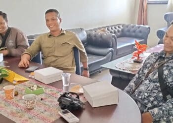 Sejumlah tenaga honorer teknis, sedang berbincang, Kamis (25/1/2024). (ADIB FAHRIE/SATELITNEWS.COM)