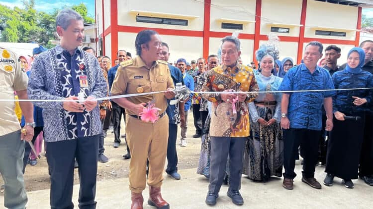 Pj Gubernur Banten Al Muktabar, resmikan RKB di tiga sekolah, Kamis (25/1/2024). (LUTHFI/SATELITNEWS.COM)