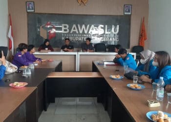 AUDIENSI: Situasi audiensi antara Komisioner Bawaslu Kabupaten Tangerang dengan Aliansi Mahasiswa Kabupaten Tangerang di Aula Kantor Bawaslu, Senin (29/1). (ALFIAN HERIANTO)
