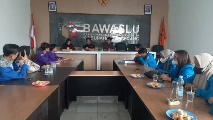 AUDIENSI: Situasi audiensi antara Komisioner Bawaslu Kabupaten Tangerang dengan Aliansi Mahasiswa Kabupaten Tangerang di Aula Kantor Bawaslu, Senin (29/1). (ALFIAN HERIANTO)