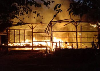 Sebuah rumah warga, di Kampung Cihau RT 001 RW 006, Desa Manglid, Kecamatan Cibitung, Kabupaten Pandeglang, ludes terbakar, Selasa (30/1/2024) malam. (ISTIMEWA)