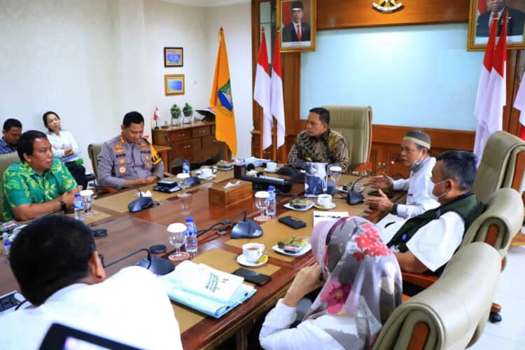 Pj Walikota Tangerang, Nurdin, menggelar rapat revitalisasi Pasar Anyar yang dihadiri oleh jajaran perangkat daerah, paguyuban pasar, yang digelar di Ruang Rapat Wali Kota Tangerang, Jumat (5/1/2024). (ISTIMEWA)