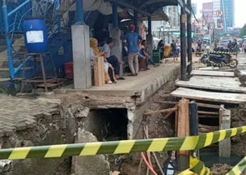 Alamak.., Proyek Drainase di Jalan MH Thamrin Kota Tangerang Sisakan Lubang Membahayakan