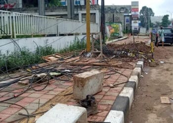 Petugas Kebersihan Kota Tangerang Terjatuh dari Atas Truk Akibat Kabel Menjuntai