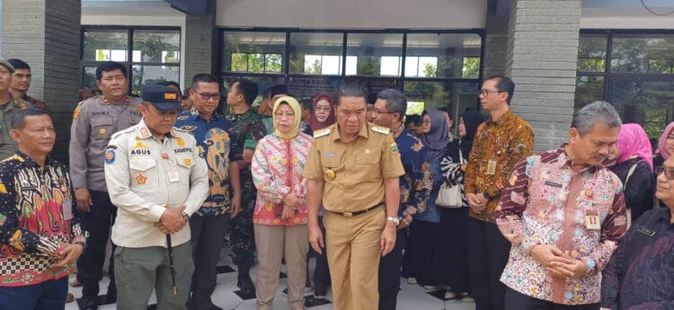 Al Muktabar, saat meresmikan pembangunan sarana/prasarana sekolah di Kabupaten Pandeglang, dalam rangka ekspedisi reformasi birokrasi berdampak tematik tahun 2024 di SMK Negeri 2 Pandeglang, Kamis (1/2/2024). (ISTIMEWA)