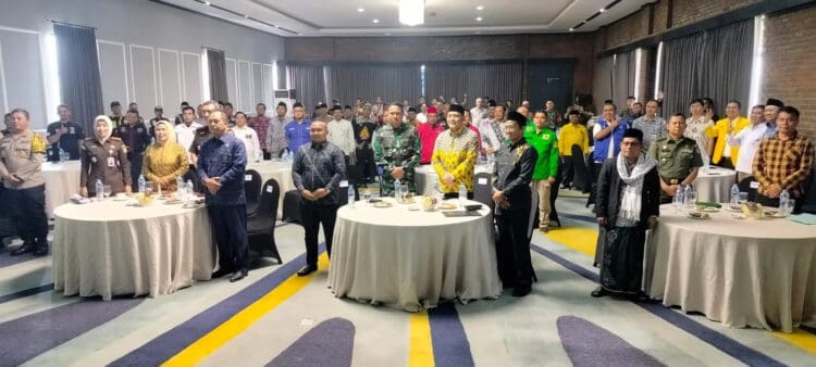 Pejabat Forkopimda, tokoh masyarakat, tokoh agama, dan seluruh komponen masyarakat, menyatakan siap menjaga kondusifitas, melalui Deklarasi Pemilu Damai, Kamis (1/2/2024). (SIDIK/SATELITNEWS.COM)