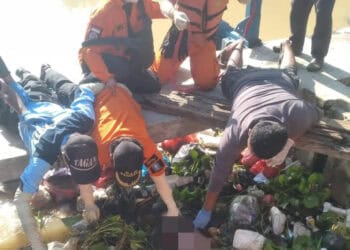 Petugas sedang olah TKP,  di sungai yang menjadi tempat meninggalnya korban kecelakaan lalulintas, Jumat (2/2/2024). (SIDIK/SATELITNEWS.COM)