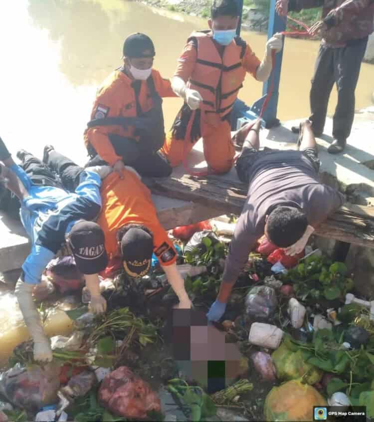 Petugas sedang olah TKP,  di sungai yang menjadi tempat meninggalnya korban kecelakaan lalulintas, Jumat (2/2/2024). (SIDIK/SATELITNEWS.COM)