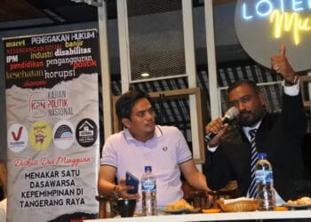 Direktur Eksekutif Lembaga KPN, Adib Miftahul, menyampaikan paparan hasil survey yang dilakukan lembaganya. (ADITYA)