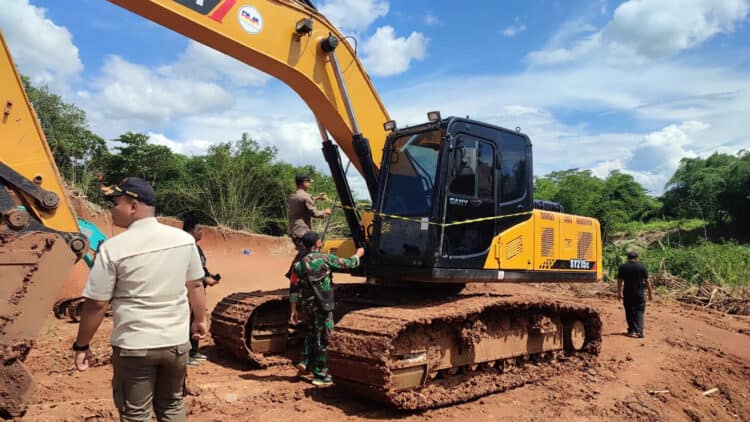 PENERTIBAN GALIAN : Situasi di lokasi galian tanah, tepatnya Satpol PP Kabupaten Tangerang sedang melakukan penertiban galian di Kampung Katomas, Kelurahan Tigaraksa, Kecamatan Tigaraksa, Jumat (2/1). (ISTIMEWA)