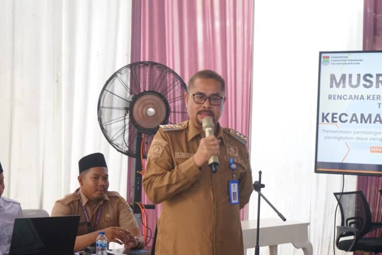 PEMAPARAN: Camat Sepatan Abudin terlihat sedang memberikan pemaparan dalam acara Musrenbang, Senin (5/2). (ALFIAN HERIANTO)