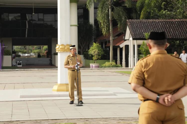 PIMPIN APEL PAGI: Pj Bupati Andi Ony Prihartono saat memimpin apel pagi di Lapangan Maulana Yudha Negara, Pusat Pemerintahan Kabupaten Tangerang, Tigaraksa, Senin (5/2). (ISTIMEWA)