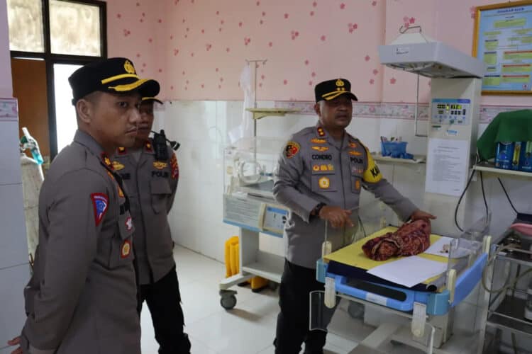 Bayi yang ditemukan di pinggir jalan, akhirnya dirawat di Puskesmas Ciruas, Selasa (6/2/2024). (ISTIMEWA)