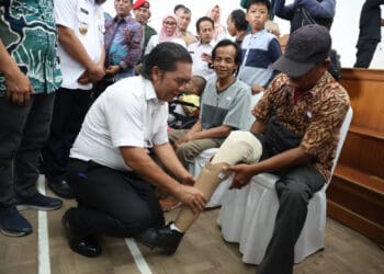 Penjabat (Pj) Gubernur Banten Al Muktabar salurkan bantuan sosial bagi penyandang disabilitas di Graha Yadika, Kota Tangerang, Rabu, (07/02/2024). (ISTIMEWA)