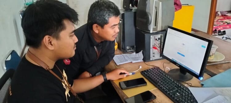Pegawai honorer Pemkab Pandeglang, melihat portal website informasi penerimaan pegawai. (ADIB FAHRIE/SATELITNEWS.COM)