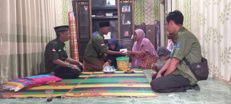 Serikat Nelayan Nahdlatul Ulama (SNNU) Provinsi Banten, dan para ulama dari PCNU Kabupaten Serang serta PWNU Banten, bergotong royong mengumpulkan dana santunan untuk para nelayan di Bojonegara, yang terkena musibah belum lama ini dan untuk bantuan premi asuransi nelayan selama 3 bulan. (ISTIMEWA)