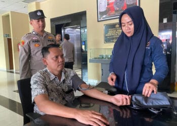 PEMERIKSAAN KESEHATAN: Pastikan kondisi kesehatan personel pengamanan TPS, Polresta Tangerang Polda Banten melakukan pemeriksaan kesehatan personel, Senin (12/02). (ISTIMEWA)
