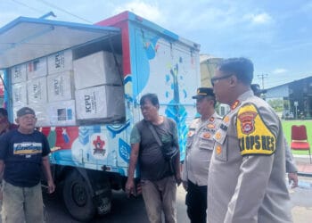 Wakapolresta Tangerang AKBP Agus Sugiyarso mengecek pendistribusian logistik Pemilu 2024 di PPK Kecamatan Mauk, Kabupaten Tangerang, Selasa (13/2/2024). Logistik Pemilu 2024 mulai disebar ke desa-desa di Kecamatan Mauk. (ISTIMEWA)