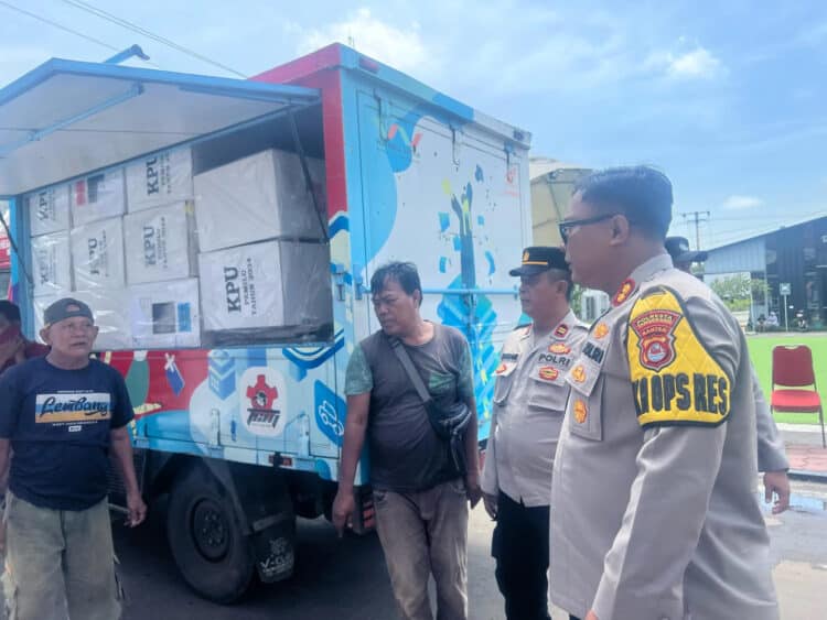 Wakapolresta Tangerang AKBP Agus Sugiyarso mengecek pendistribusian logistik Pemilu 2024 di PPK Kecamatan Mauk, Kabupaten Tangerang, Selasa (13/2/2024). Logistik Pemilu 2024 mulai disebar ke desa-desa di Kecamatan Mauk. (ISTIMEWA)
