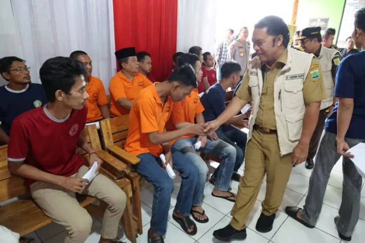 Pj Gubernur Banten Al Muktabar, tinjau proses pencoblosan di Rutan Serang, Rabu (14/2/2024). (LUTHFI/SATELITNEWS.COM)