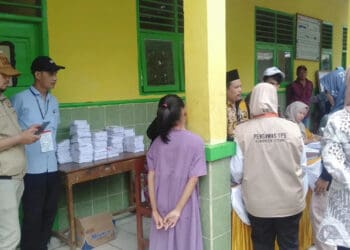 Surat suara tertukar, hari ini warga nyoblos lagi. (ISTIMEWA)