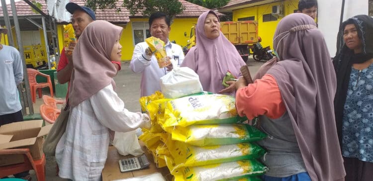 Kepala Diskoumperindag Kabupaten Serang, sedang menggelar OP beras. (DOKUMEN/SATELITNEWS.COM)