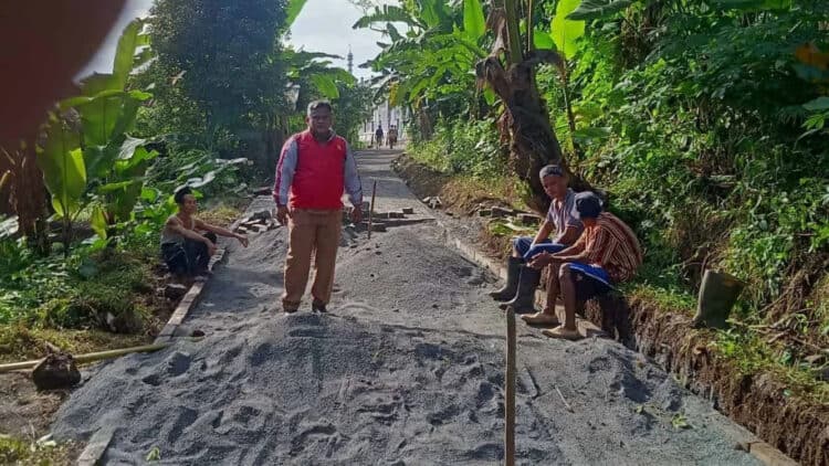 JUT di Kampung Kadu Jeruk, Desa Koranji, Kecamatan Cadasari, Kabupaten Pandeglang, mulai dibangun, Minggu (18/2/2024). (ADIB FAHRIE/SATELITNEWS.COM)