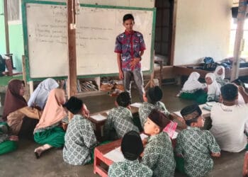 Guru PAI Madrasah Tsanawiyah Nurul Falah, Kecamatan Tunjung Teja, Kabupaten Serang, Amin Nazili, tengah mengajar.