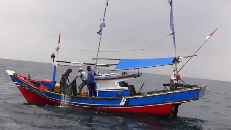 Nelayan Teluk, Kecamatan Labuan, Kabupaten Pandeglang, menangkap ikan menggunakan perahu arad, Kamis (22/2/2024). (ADIB/SATELITNEWS.COM)