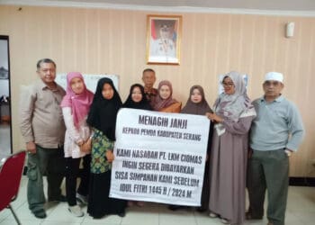 Nasabah LKM Kabupaten Serang minta uangnya dikembalikan. (SIDIK/SATELITNEWS.COM)