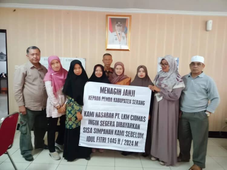 Nasabah LKM Kabupaten Serang minta uangnya dikembalikan. (SIDIK/SATELITNEWS.COM)