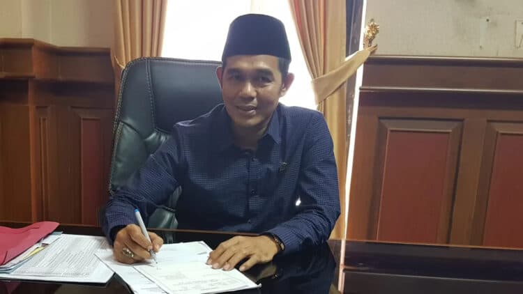Ketua DPRD Kabupaten Pandeglang, Tb. Udi Juhdi, di ruang kerjanya. (DOKUMEN/SATELITNEWS.COM)