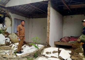 1 rumah di Desa Cimoyan, Kecamatan Patia, Kabupaten Pandeglang, rusak berat akibat terdampak guncangan gempa bumi, Minggu (25/2/2024) malam.  (ISTIMEWA)