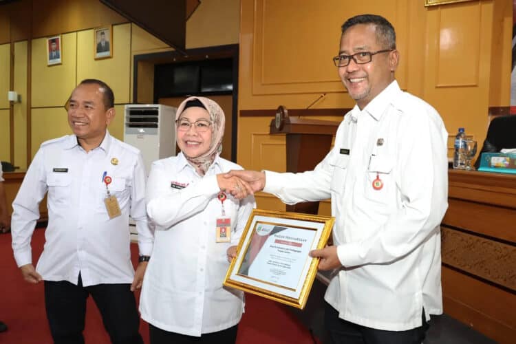 Pj Sekda Provinsi Banten Virgojanti, memberikan penghargaan kepada Kepala Disperindag Provinsi Banten. (LUTHFI/SATELITNEWS.COM)