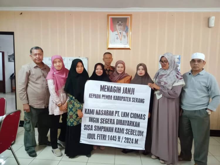 Nasabah LKM Ciomas menuntut pengembalian uang simpanannya. (DOKUMEN/SATELITNEWS.COM)