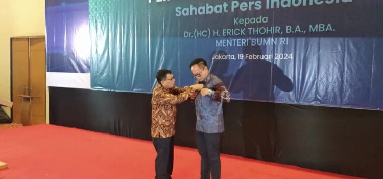 Ketua Umum PWI Pusat, Hendry CH Bangun (kiri), sematkan PIN Emas kepada Wamen BUMN RI Kartika Wirjoatmodjo, dalam rangkaian acara HPN, di Ancol, Jakarta, Senin (19/2). (MARDIANA/SATELITNEWS.COM)