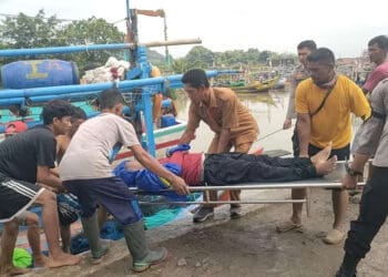 Nelayan korban tersambar petir, dievakuasi petugas. (ISTIMEWA)