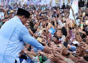 prabowo-turun-panggung-sapa-ratusan-ribu-masyarakat-jawa-timur-di-sidoarjo_209874