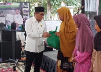 PAKET SEMBAKO: Kepala Kantor Kemenag Kabupaten Tangerang H. A. Baijuri secara simbolis menyerahkan bantuan paket sembako dalam kegiatan Ramadhan Asyik Bersama Gusmen, Kolaborasi Sejuta Cinta dan Festival Ramadhan di halaman kantor, Jumat (22/3/2024). (FAJAR ADITYA)
