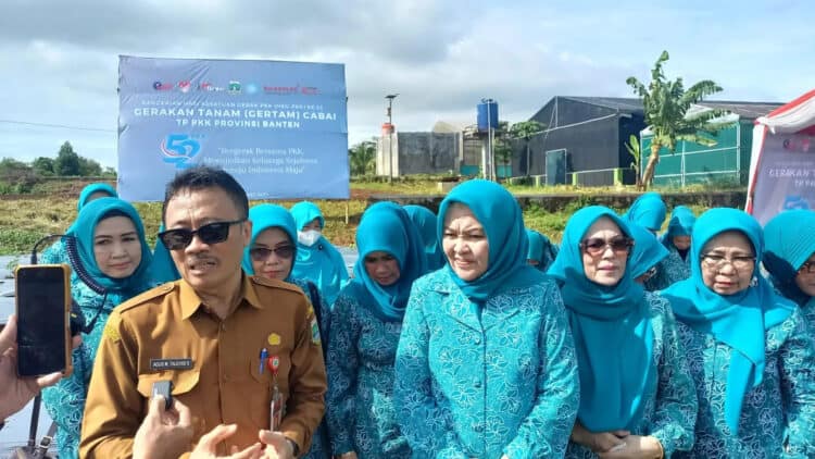 Kepala Dinas Pertanian Provinsi Banten, Agus M Tauchid, bersama Penjabat (Pj) Ketua TP-PKK Provinsi Banten Tine Al Muktabar, seusai melakukan gerakan tanam cabai serentak di Sitandu, Kota Serang, Senin (4/3/2024). (LUTHFI/SATELITNEWS.COM)