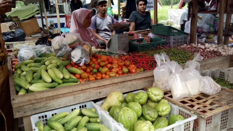 Sejumlah pedagang di Pasar Padarincang, Kabupaten Serang, sedang menjajakan dagangannya. (SIDIK/SATELITNEWS.COM)