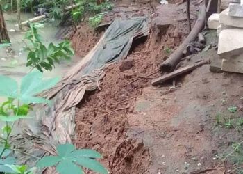 Kondisi tanah di Kampung Cikupaeun RT 05 RW 05, Desa Bojong Manik, Kecamatan Sindangresmi, Kabupaten Pandeglang, longsor, Jumat (8/3/2024). (ISTIMEWA)