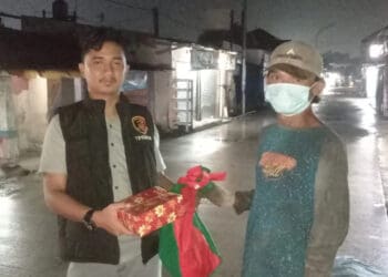 Petugas kepolisian, memberikan bingkisan sembako kepada masyarakat, disela - sela kegiatan patroli, Rabu (13/3/2024). (ISTIMEWA)