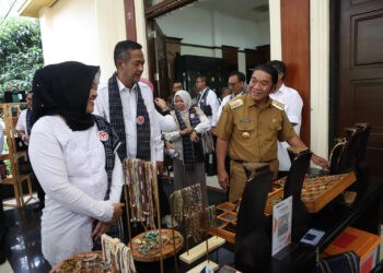 Pj Gubernur Banten Al Muktabar (kanan), tengah melihat hasil produk dari sejumlah IKM. Pemprov Banten, melalui Dewan Kerajinan Daerah (Dekranasda) Provinsi Banten, sedang fokus melakukan penataan manajerial dan skil Sumber Daya Manusia (SDM) ribuan Industri Kecil Menengah (IKM). (LUTHFI/SATELITNEWS.COM)