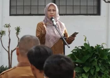 Bupati Pandeglang Irna Narulita, memimpin apel pagi di lapangan Setda Kabupaten Pandeglang, Senin (18/3/2024). (ADIB FAHRIE/SATELITNEWS.COM)